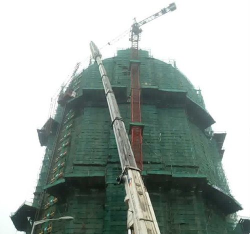 文峰吊车在工地上作业